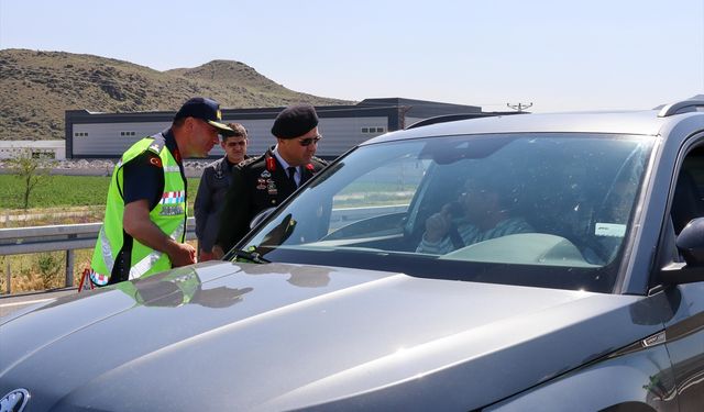 Kayseri'de jandarma, sürücü ve yolculara çikolata ikram etti
