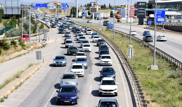 "Kilit kavşak" Kırıkkale'de bayram tatili dönüşü hareketliliği devam ediyor