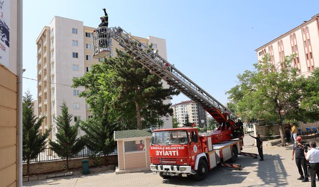 Kırıkkale'de bir okuldaki yangın ve tahliye tatbikatı gerçeği aratmadı
