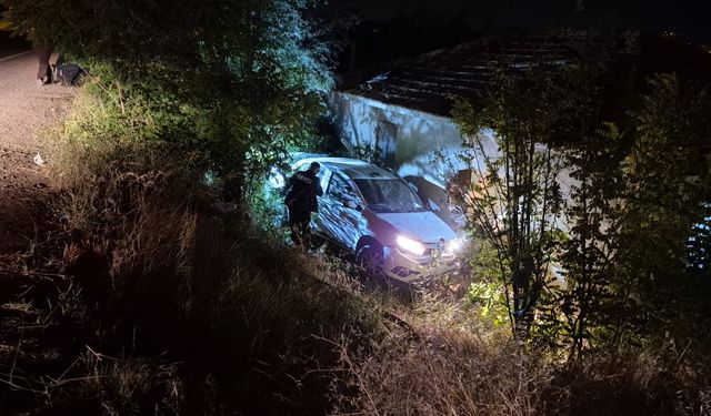 Kırıkkale'de otomobilin çarptığı evin duvarı yıkıldı