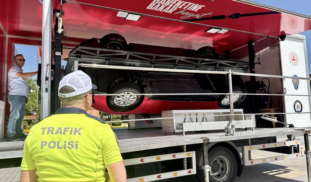 Kırşehir'de simülasyon aracıyla emniyet kemerinin önemi anlatıldı