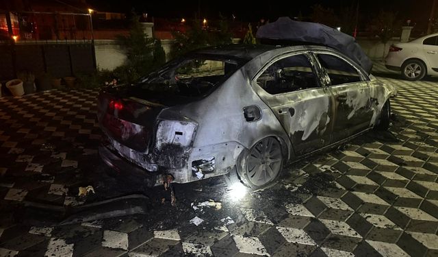 Konya'da park halindeki otomobilde çıkan yangın söndürüldü