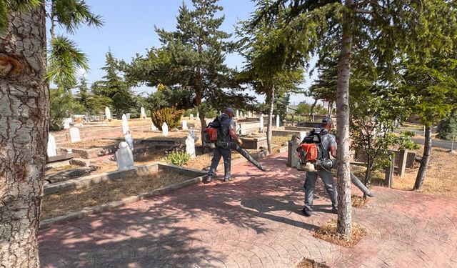 Melikgazi Belediyesi, mezarlıklar ve camiler bakım çalışması yaptı