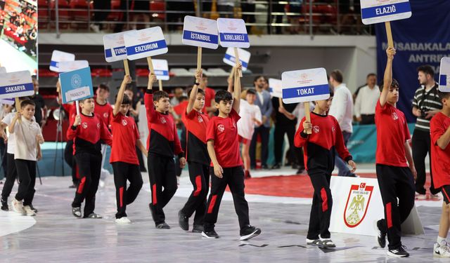 Minikler Türkiye Güreş Şampiyonası'nın açılış seremonisi yapıldı