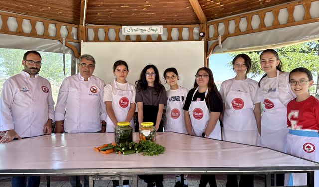 Ortaokul öğrencileri 'gastronomi serası'nda yetiştirilen ürünlerle turşu kurmayı öğreniyor