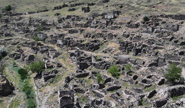 Terk edilen köylerini selden geriye kalan minareden seyrediyorlar