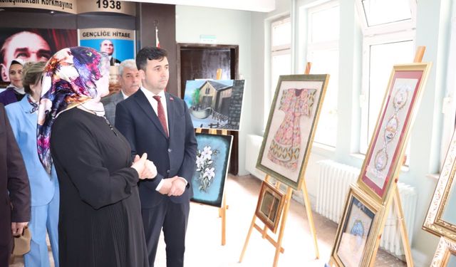 Suşehri Halk Eğitim Merkezi'nden yıl sonu sergisi