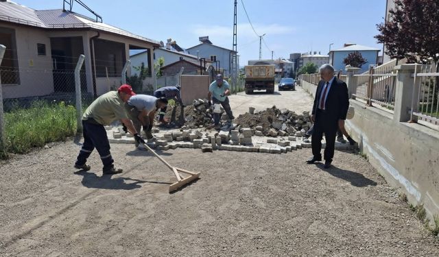 Ulaş'ta kilit parke taşı döşeme çalışmaları sürüyor