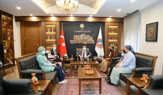 Vali Çiçek ve ERÜ Rektörü Altun, tedavi gören miniklerin isteğini yerine getirdi