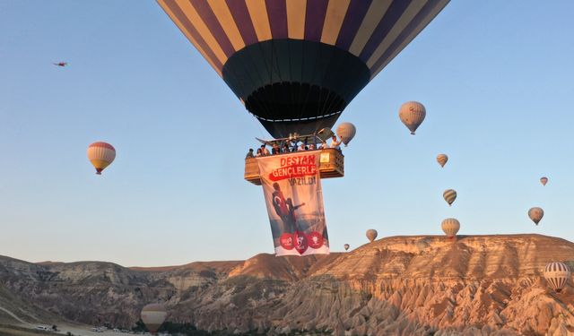 15 Temmuz sabahı Kapadokya'da balonlar Türk bayrakları ve afişlerle uçtu