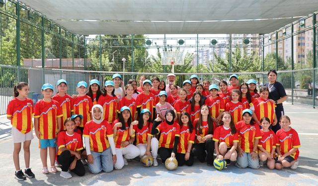 Başkan Çolakbayrakdar, Yaz Okulları'nda çocuklarla buluştu