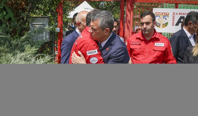 CHP Genel Başkanı Özel, AKUT'a taziye ziyaretinde bulundu