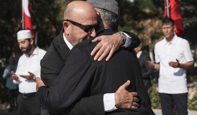 Emekli Korgeneral Zekai Aksakallı, şehit Ömer Halisdemir'in mezarını ziyaret etti:
