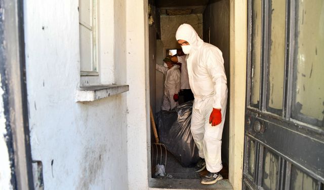 Eskişehir'de apartman dairesinden 2,6 ton çöp çıkarıldı