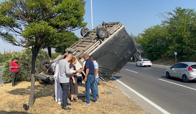 Eskişehir'de kamyonet ile servis otobüsü çarpıştı, 2 yaralı