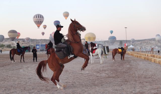 'Kapadokya At ve Atçılık Kültürü Festivali'nde karayı atlar havayı balonlar süsledi