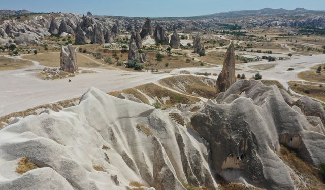 Kapadokya'da bunaltıcı sıcaklar öğle vaktinde sakinliğe neden oluyor