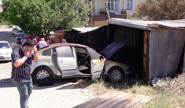 Kırıkkale'de otluk alanda başlayan ve garaja sıçrayan yangında otomobil yandı