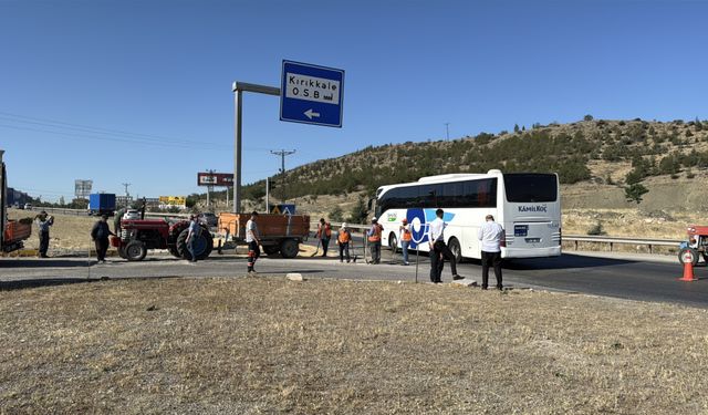 Kırıkkale'de yolcu otobüsü ile traktörün çarpıştığı kazada 4 kişi yaralandı