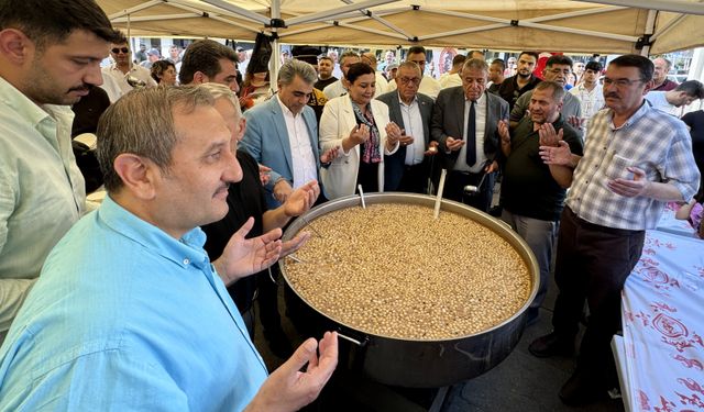 Kırşehir'de esnaf odaları 6 bin kişiye aşure ikram etti
