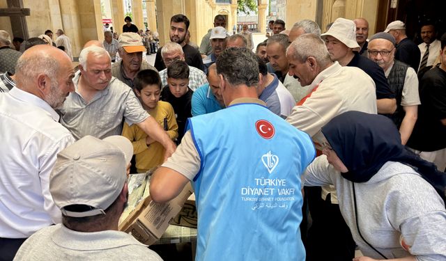 Kırşehir'de TDV gönüllülerinden vatandaşlara aşure ikramı