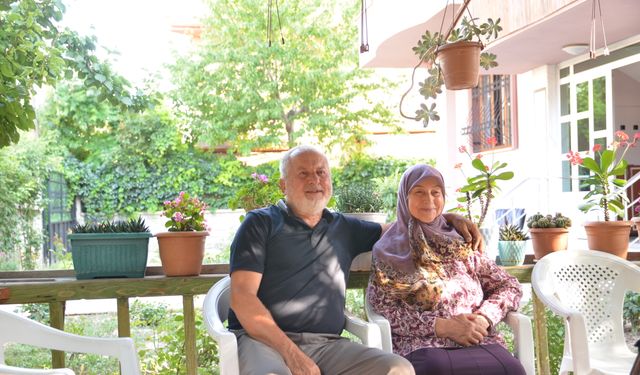 Konya Valisi Akın, Aile Yılı etkinlikleri kapsamında evlilikte 54. yılını dolduran çifti ziyaret etti