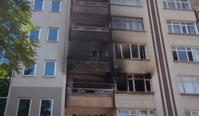 Konya'da apartman dairesinde çıkan yangında 5 kişi dumandan etkilendi