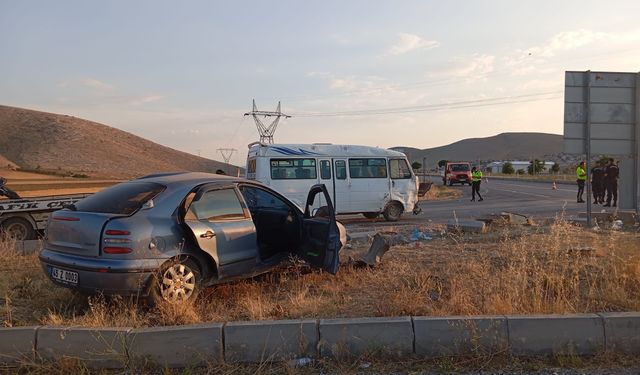 Konya'da tarım işçilerini taşıyan minibüs ile otomobilin çarpışması sonucu 16 kişi yaralandı