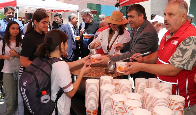 NEVÜ'de aşure dağıtımı yapıldı