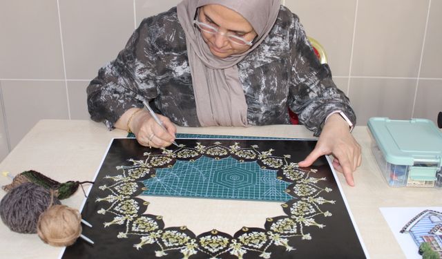 Niğde'de kadınlar, katıldıkları el sanatları kurslarında sosyalleşiyor