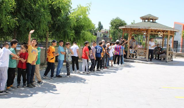 Niğde'de yaz Kur'an kursu öğrencilerine dondurma ve balon sürprizi