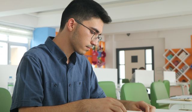 YKS'de Türkiye 5'incisi olan Yusuf Arda, başarısını Gazzeli yaşıtlarına adadı