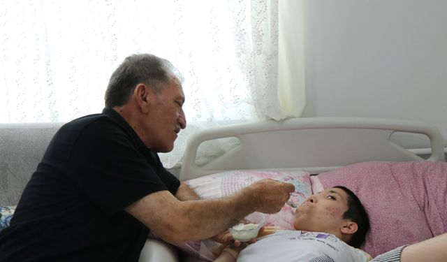 Ağır engelli kızına hem babalık hem annelik yapıyor