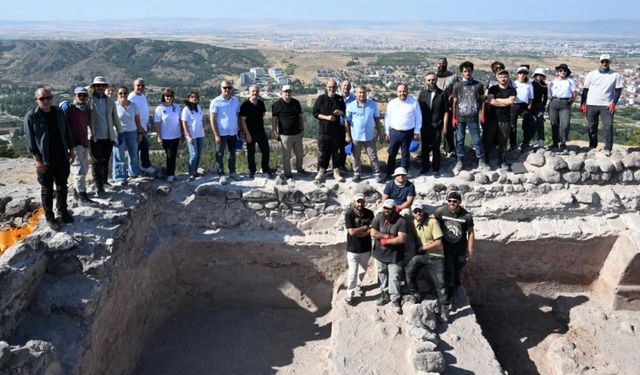 Anadolu Üniversitesi Rektörü Adıgüzel, Karacahisar Kalesi kazı alanını ziyaret etti