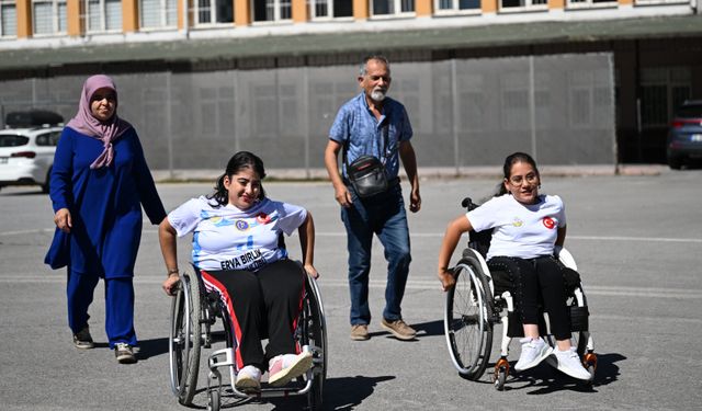Bedensel engelli arkadaşlar Kadriye ve Vesile, badmintonda yeni başarılara birlikte hazırlanıyor