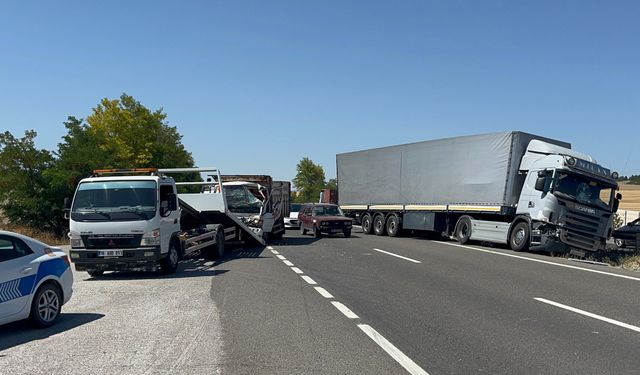 Çankırı'da 2 tır ve bir kamyonun karıştığı kazada 1 kişi yaralandı