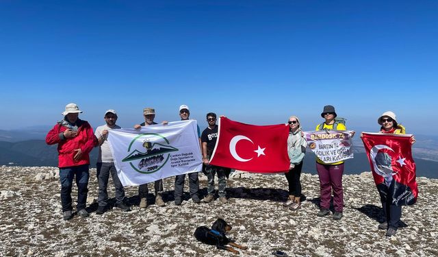 Çankırı'da dağcılar 30 Ağustos Zafer Bayramı'nı Ilgaz Dağı'nın zirvesinde kutladı