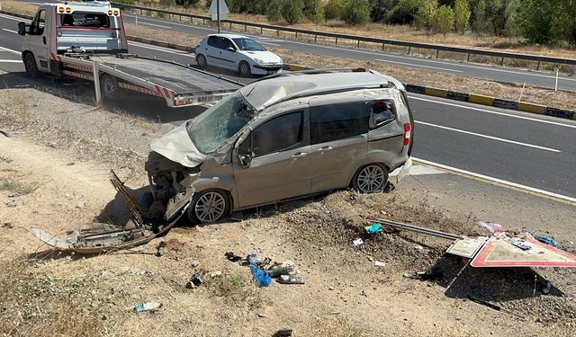 Çankırı'da şarampole devrilen hafif ticari araçtaki 4 kişi yaralandı