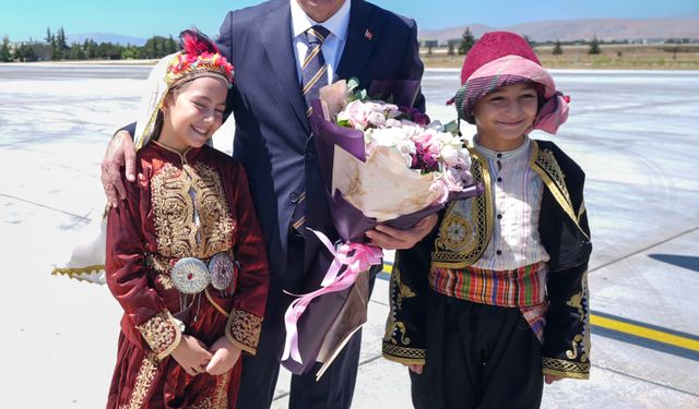 Cumhurbaşkanı Yardımcısı Yılmaz, AK Parti Konya İl Başkanlığı'nda konuştu: