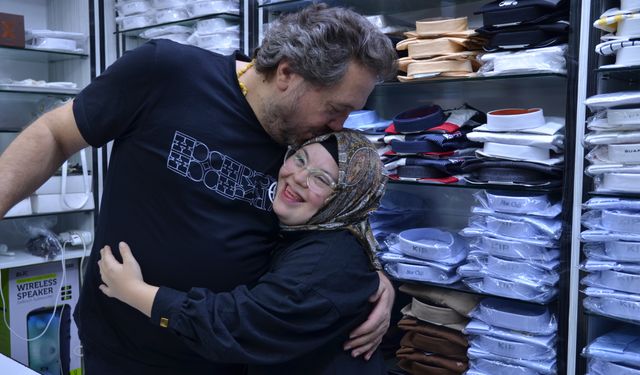 Down sendromlu Merve, neşesiyle tarihi çarşının 'gülü' oldu