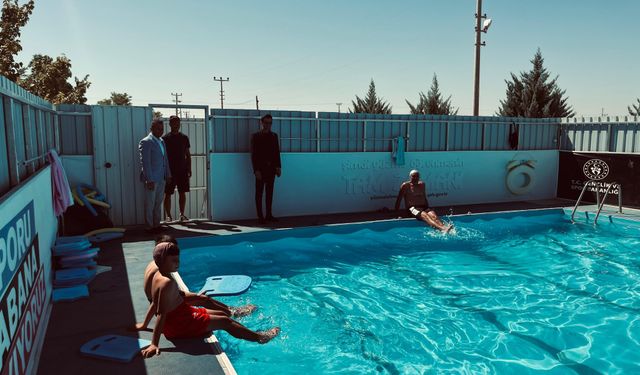 Eskil Kaymakamı Uzar, yüzme öğrenen çocukları ziyaret etti