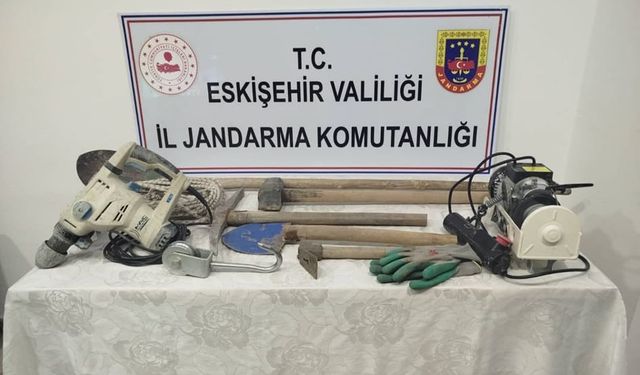 Eskişehir'de babasına ait evin bahçesinde izinsiz kazı yaptığı öne sürülen şüpheli yakalandı