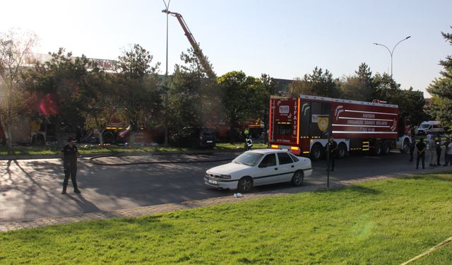 GÜNCELLEME - Kayseri'de iş yerinden mobilya aksesuarı üreten fabrikaya sıçrayan yangın kontrol altına alındı