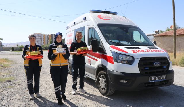 Hayata döndürdükleri Ubeyde'nin 4. yaş gününü sürpriz yaparak kutladılar