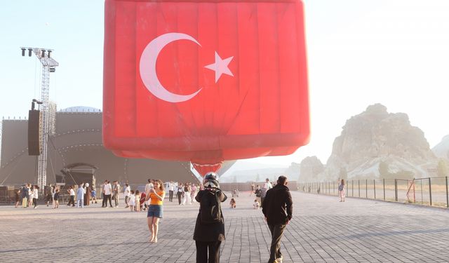 Kapadokya'da figürlü sıcak hava balonları gösteri uçuşu yaptı