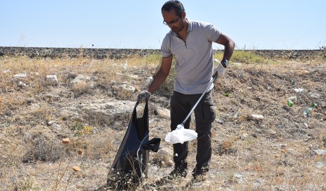 Karaman'da akademisyen 'temiz çevre' farkındalığı için yol kenarındaki çöpleri topladı