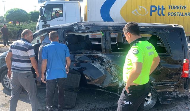 Karaman'da turistleri taşıyan minibüs ile otomobilin çarpıştığı kazada 8 kişi yaralandı