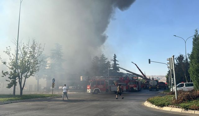 Kayseri'de iş yerinden mobilya aksesuarı üreten fabrikaya sıçrayan yangına müdahale ediliyor