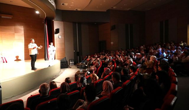 Kayseri'de 'Perde Arkası' tiyatro oyunu seyirciyle buluştu