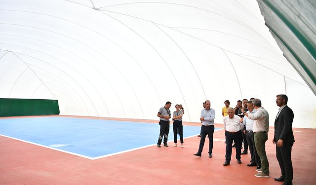 Kayseri'de tenis kortlarının üstlerini kapatma işlemi sürüyor